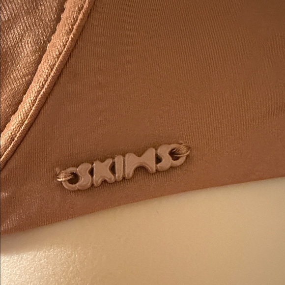 SKIMS Tan Underwire Bra - Picture 4 of 6